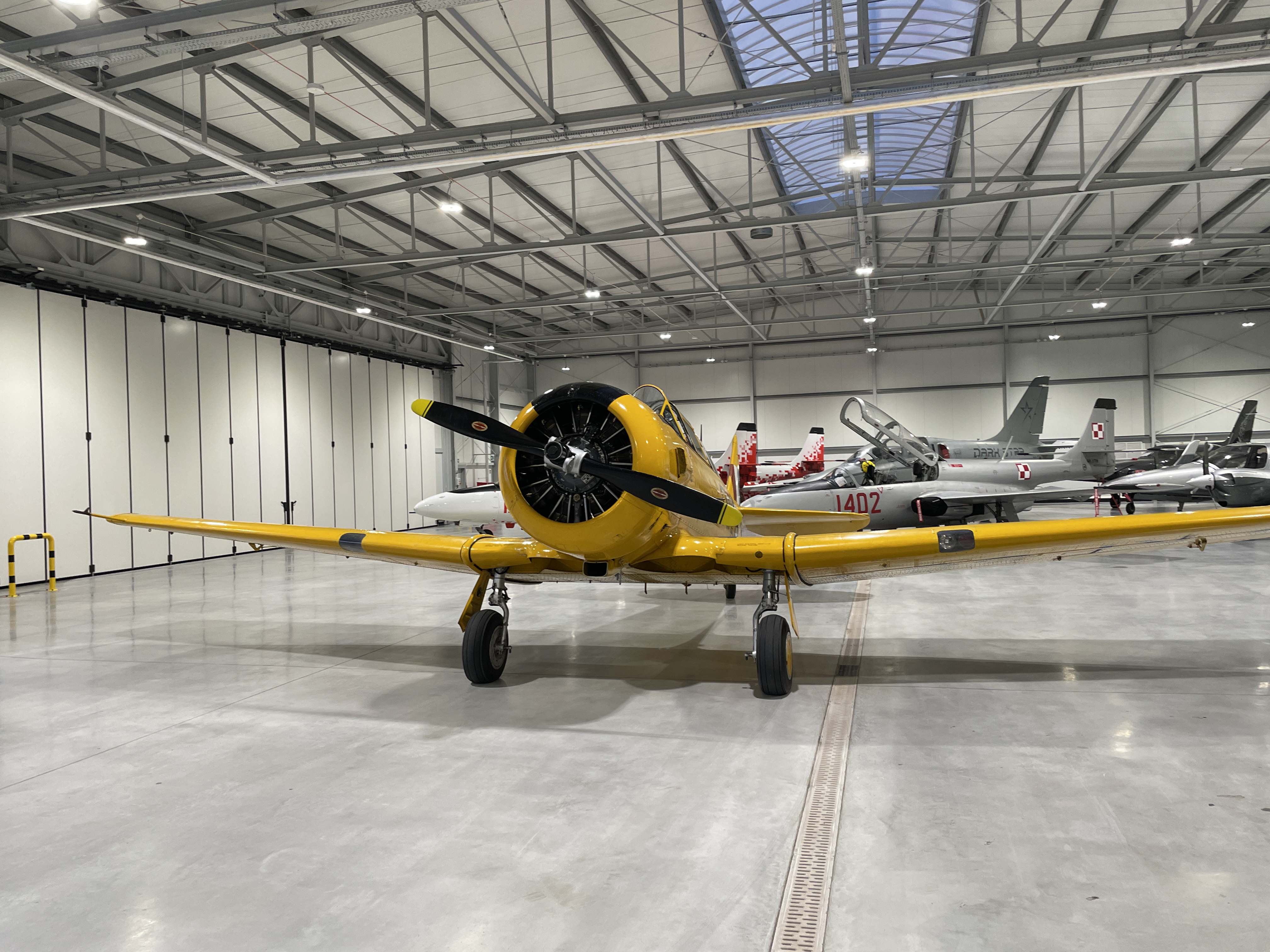 Harvard SP-YIX w hangarze w Świdniku obok samolotów TS-11 Iskra, czerwiec 2026